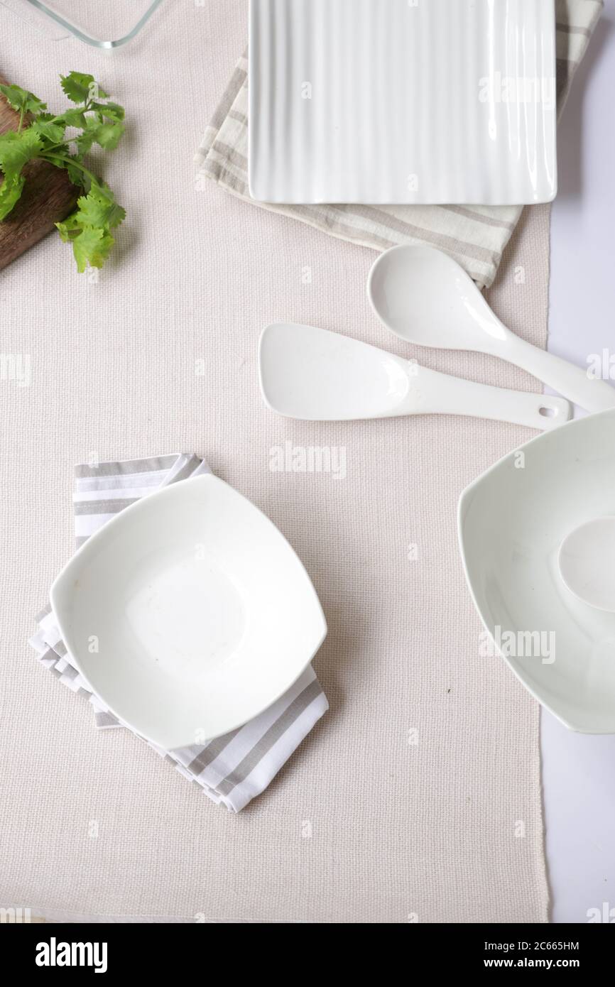 Leeres Geschirr für das Servieren von Speisen, Mahlzeit mit weißem Hintergrund oder Textur Stockfoto