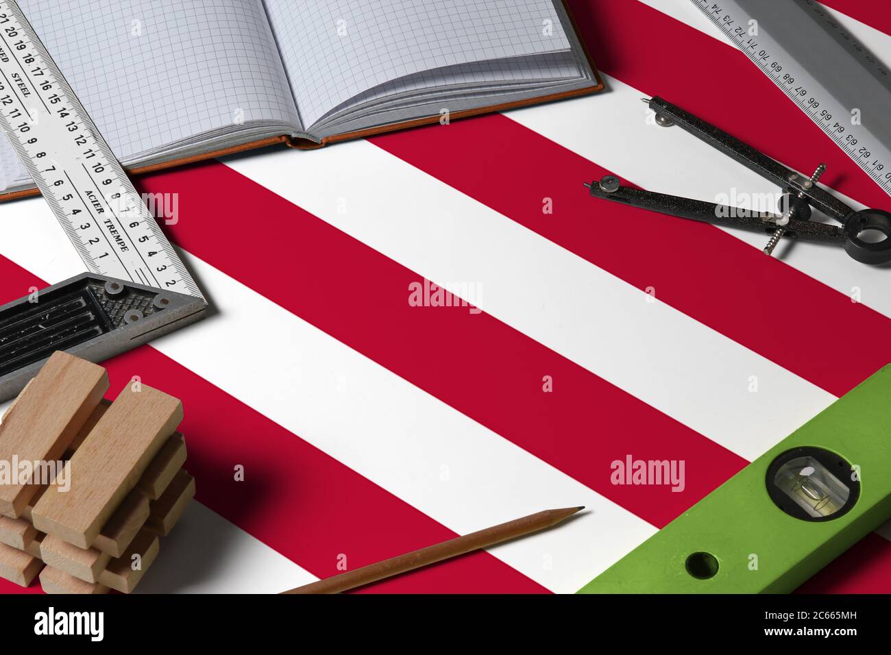 Liberia nationale Flagge auf Beruf Konzept mit Architekten Schreibtisch und Werkzeuge Hintergrund. Modell von oben. Stockfoto