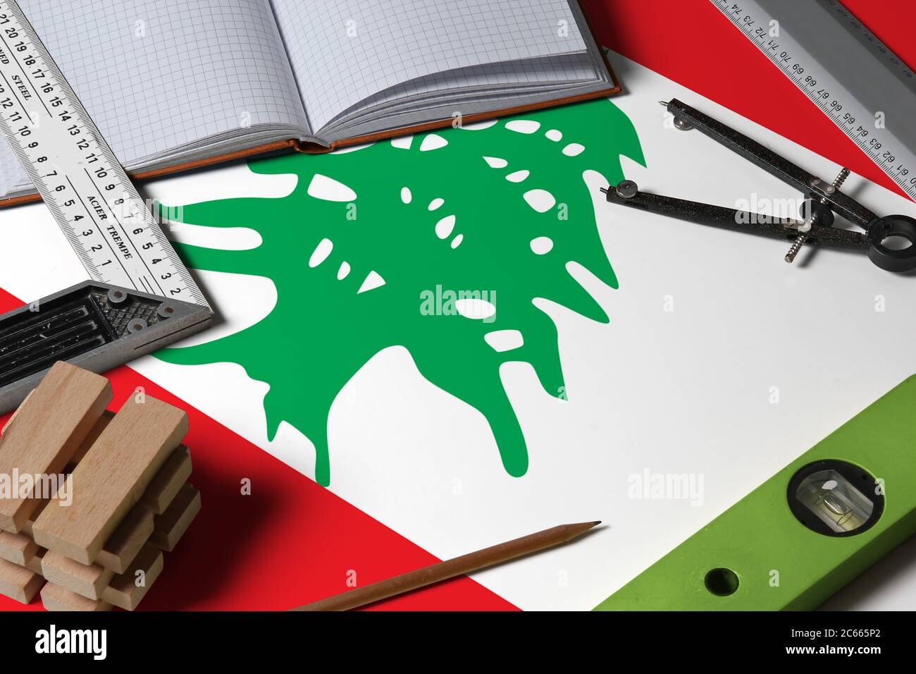 Libanesische Nationalflagge auf Beruf Konzept mit Architekten Schreibtisch und Werkzeuge Hintergrund. Modell von oben. Stockfoto