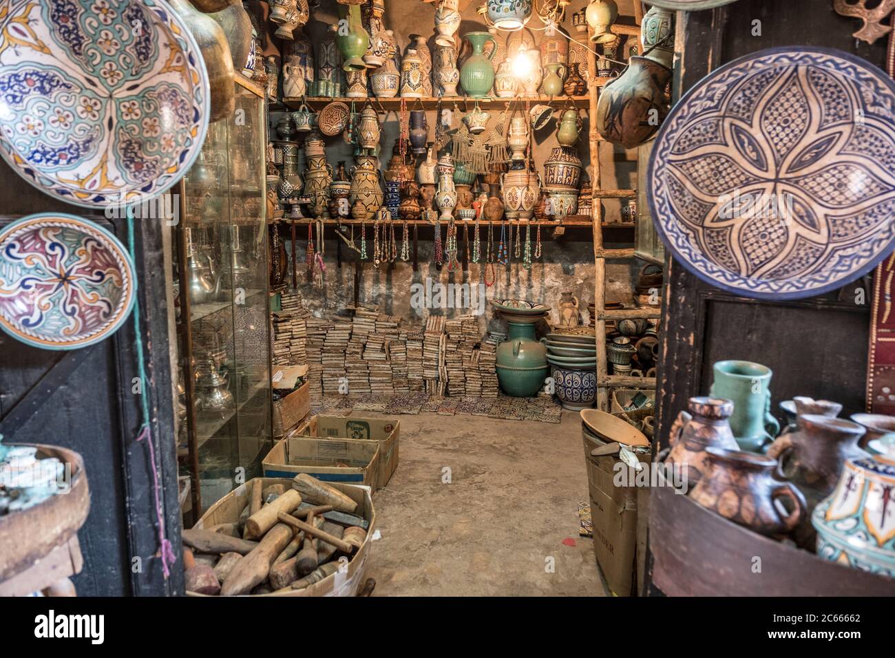 Souvenirladen in einer engen Gasse mit Geschäften im Souk von Marrakesch, Marokko Stockfoto