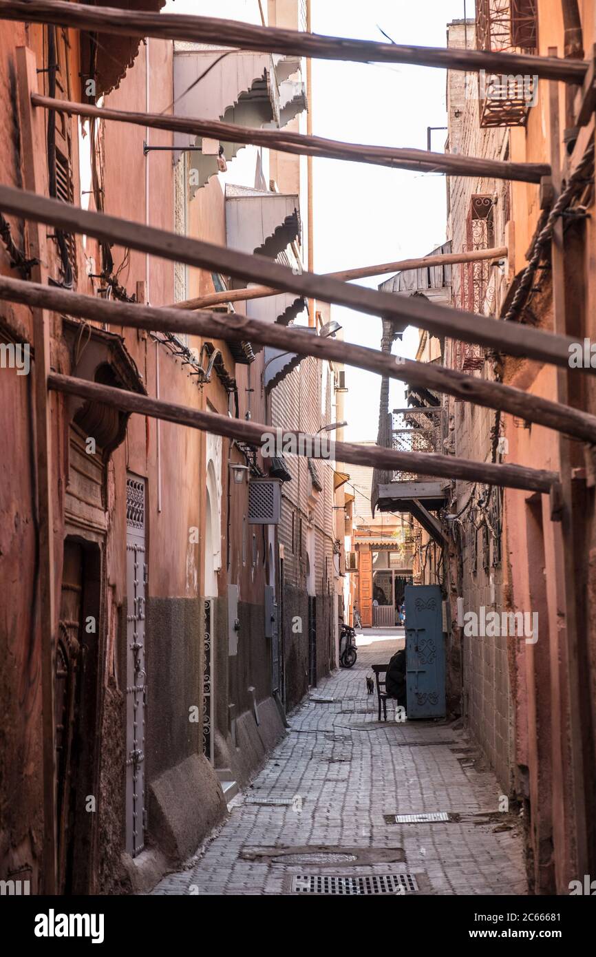 Schmale Gasse mit Stützen in Marrakesch, Marokko Stockfoto