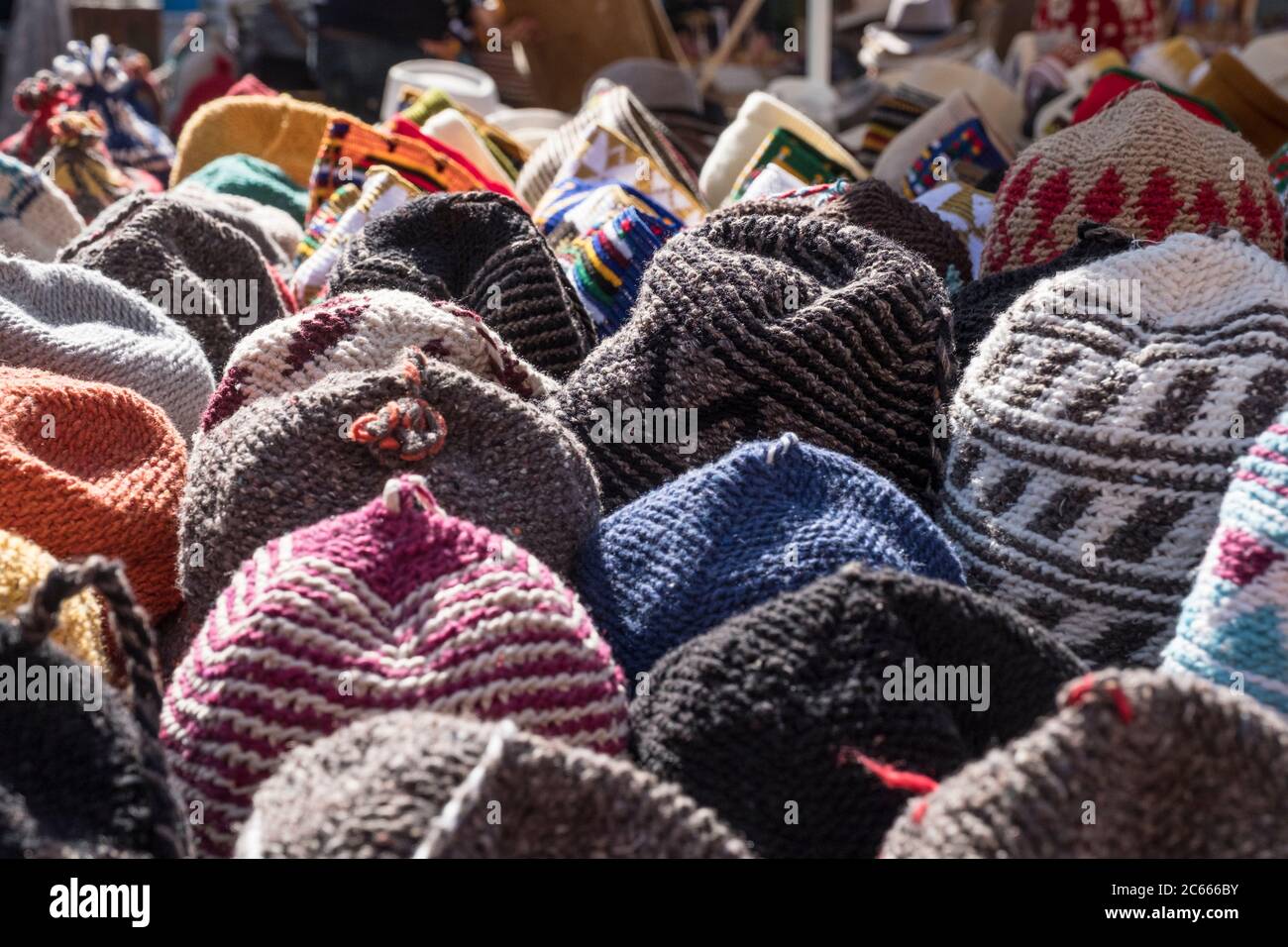 Handgestrickte Hüte in einem Souk in Marrakesch, Marokko Stockfoto