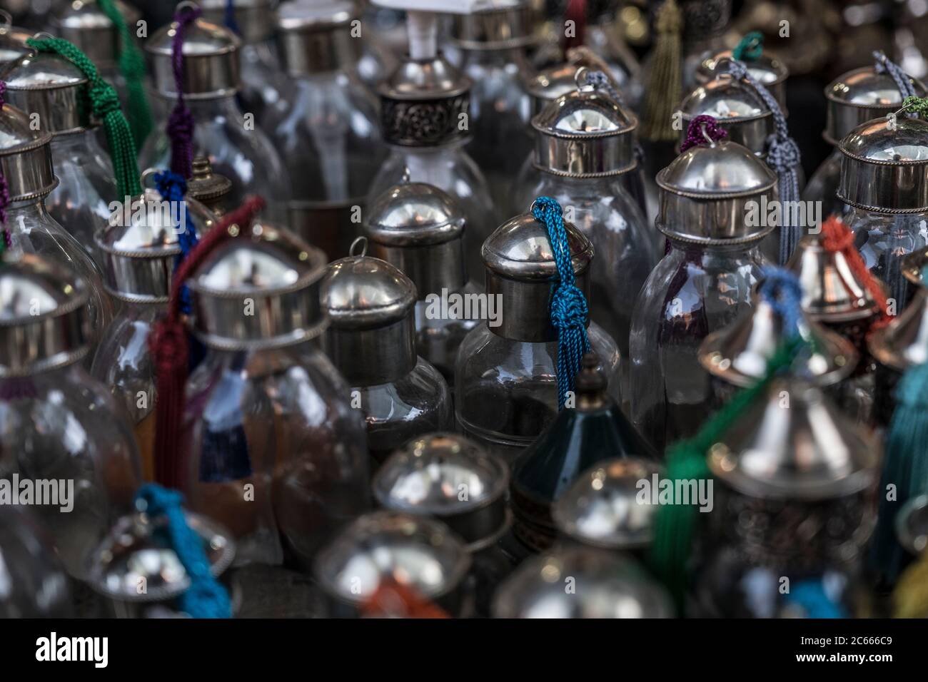 Glasflaschen mit silberner Kappe in einem Souk-Junk-Shop für alte Kameras und Schilder in Marrakesch, Marokko Stockfoto