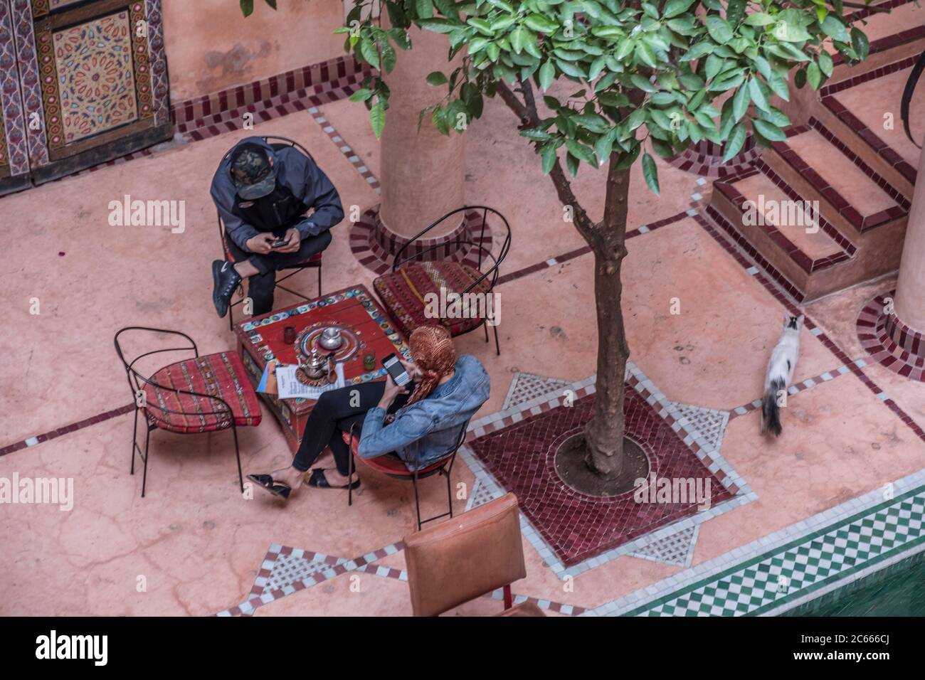 Innenhof eines Riads mit Café in Marrakesch, Marokko Stockfoto