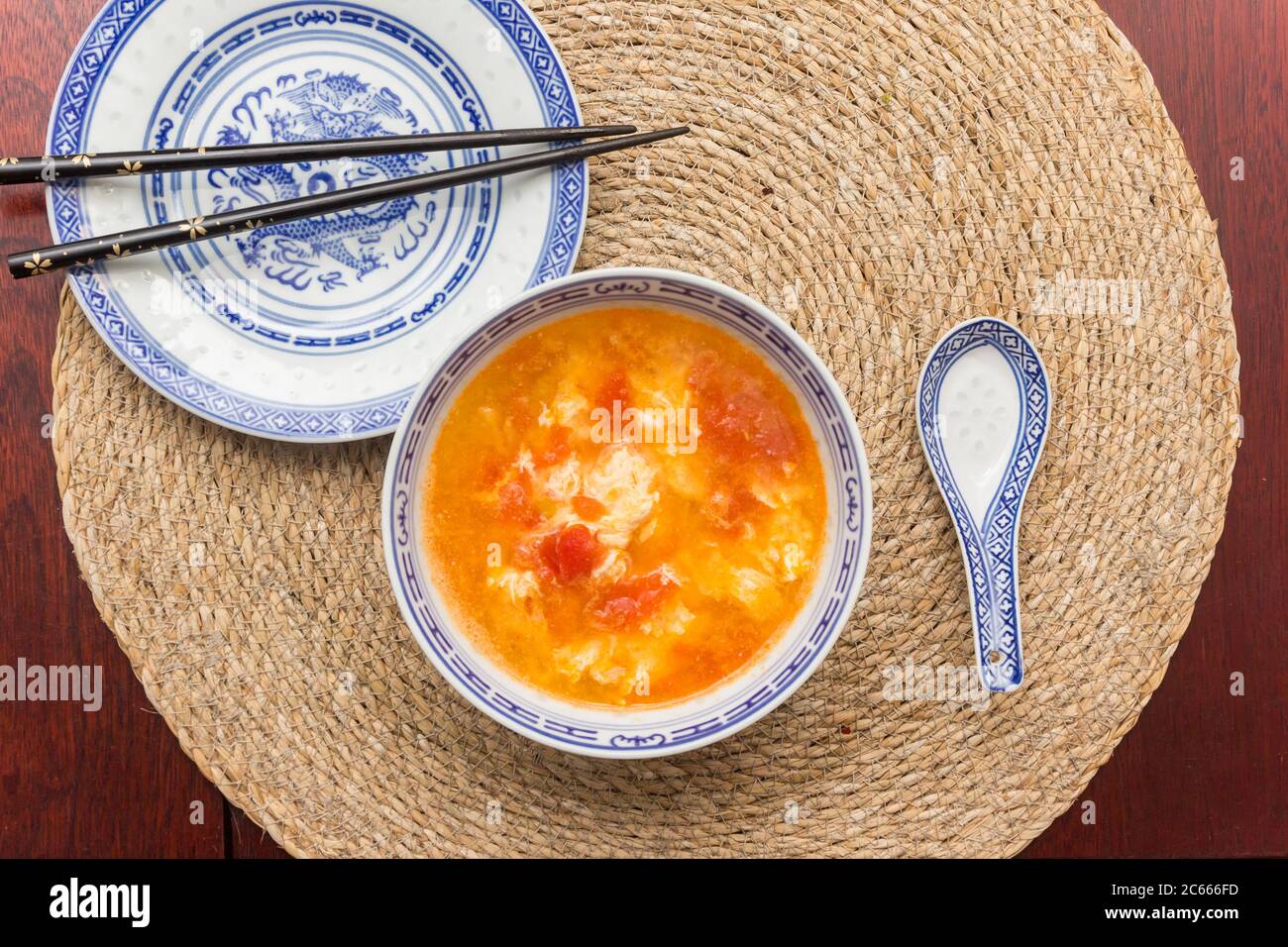 Schüssel mit traditioneller chinesischer Tomatensuppe mit frischen Tomaten und Ei Stockfoto