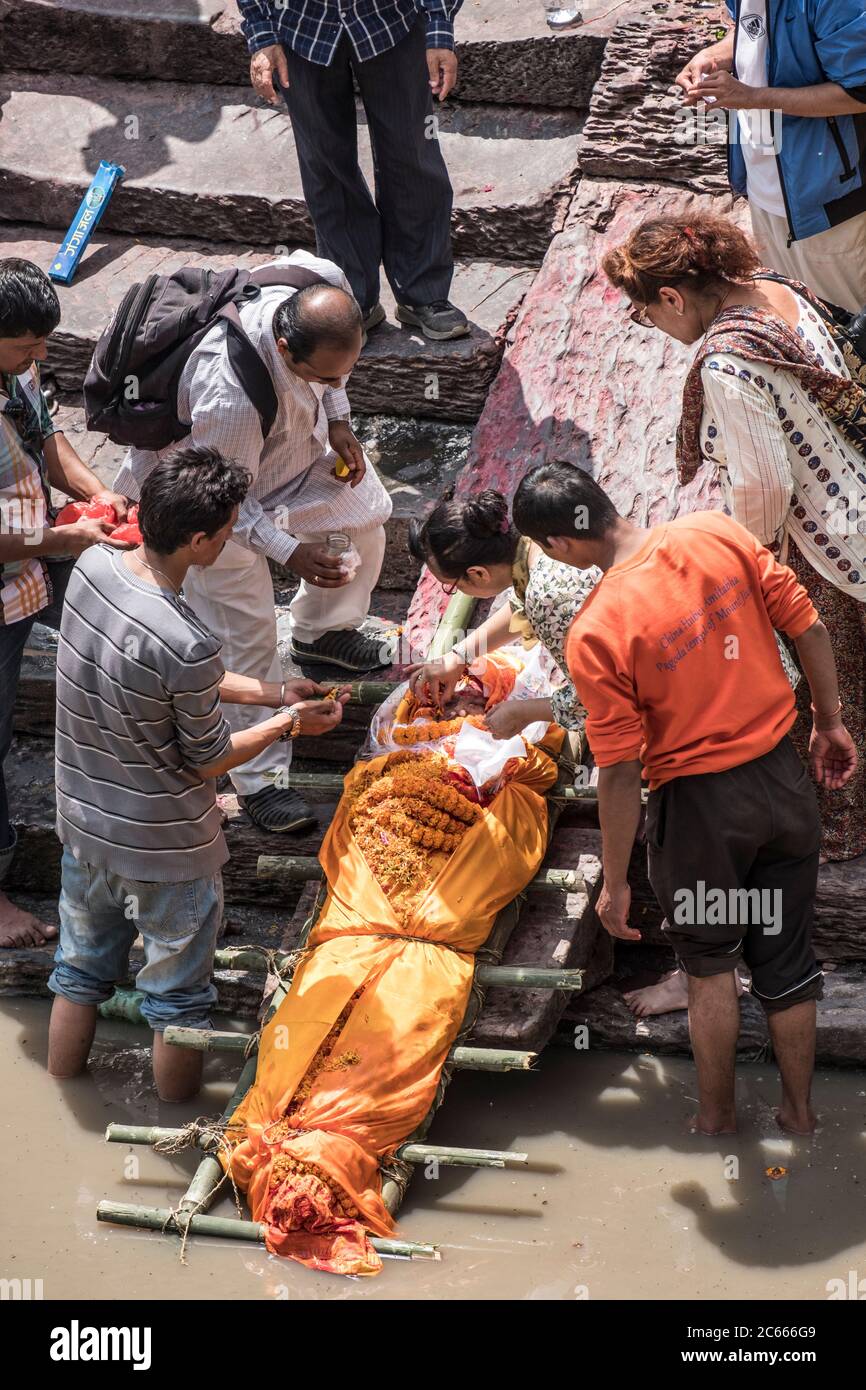 Rituelle Leichenwaschung im Pashupatinath-Tempel in Kathmandu, Nepal Stockfoto