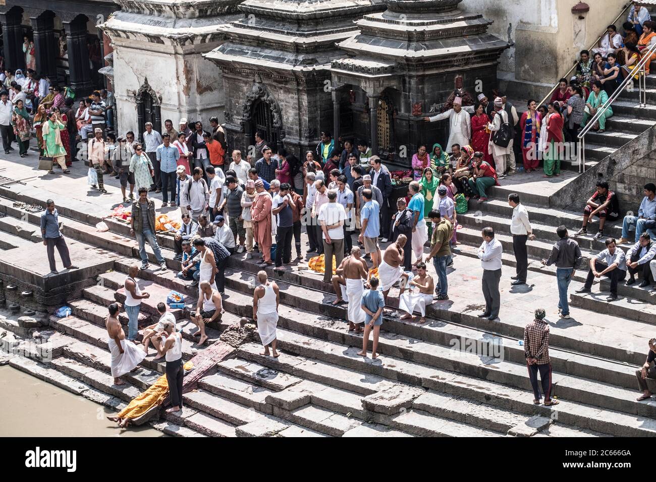 Rituelles Waschen von Leichen auf den Stufen des Pashupatinath-Tempels in Kathmandu, Nepal Stockfoto