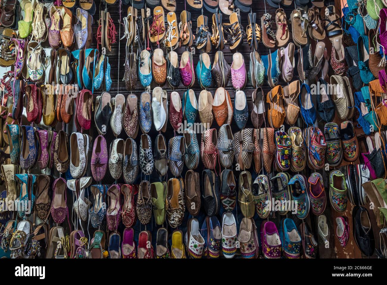 Wand voller Schuhe in Marrakesch, Marokko Stockfoto