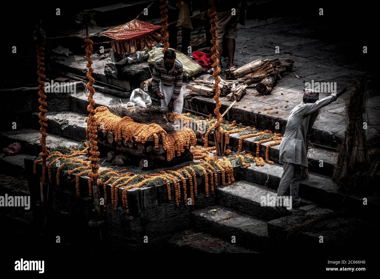 Leichenverbrennung im Pashupatinath Tempel in Kathmandu, Nepal Stockfoto