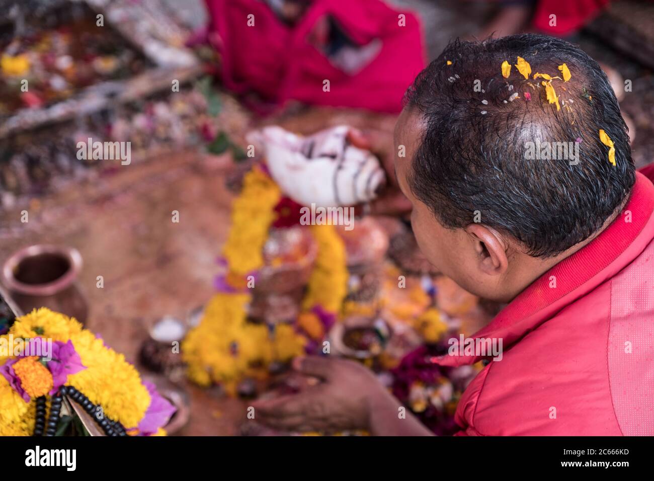 Gläubige beten im Swayambhunath Tempel in der Nähe von Kathmandu in Nepal Stockfoto