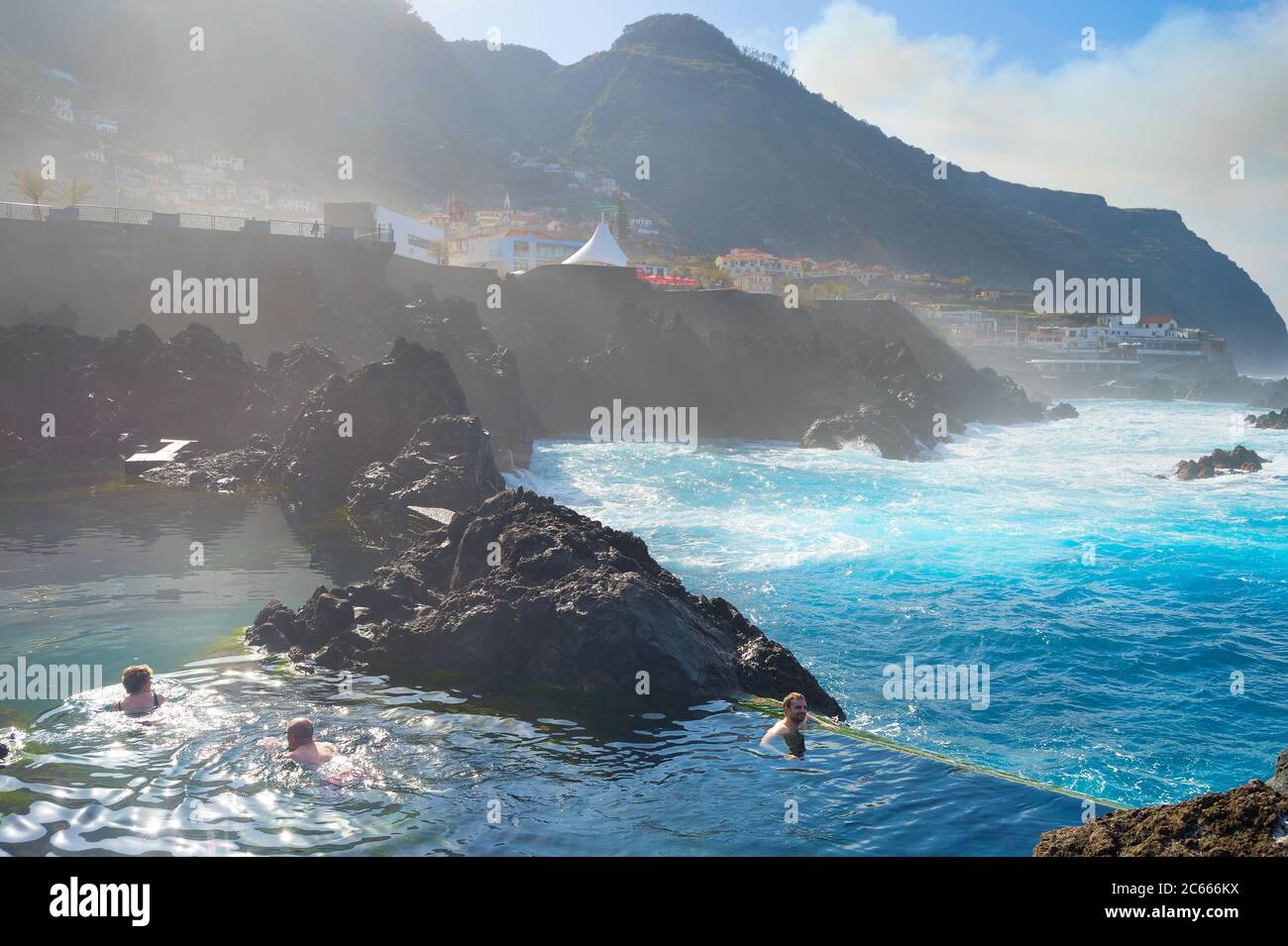 PORTO MONIZ, MADEIRA, PORTUGAL - 03. FEB 2020: Menschen baden in natürlichen Lavabecken. Lavabecken sind die Hauptattraktion von Madeira. Stockfoto