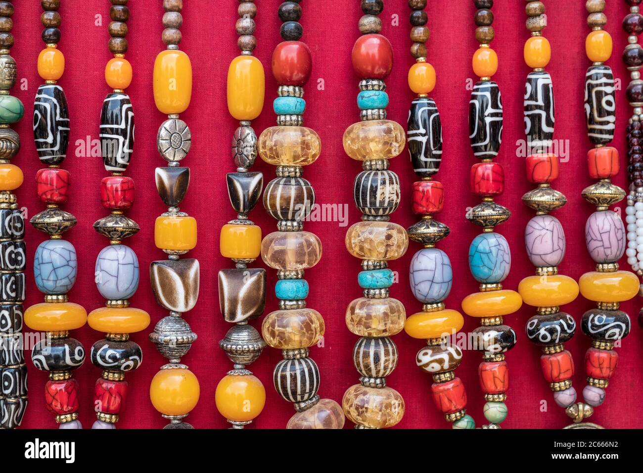 Halsketten in einem Geschäft am Swayambhunath Tempel in der Nähe von Kathmandu in Nepal Stockfoto