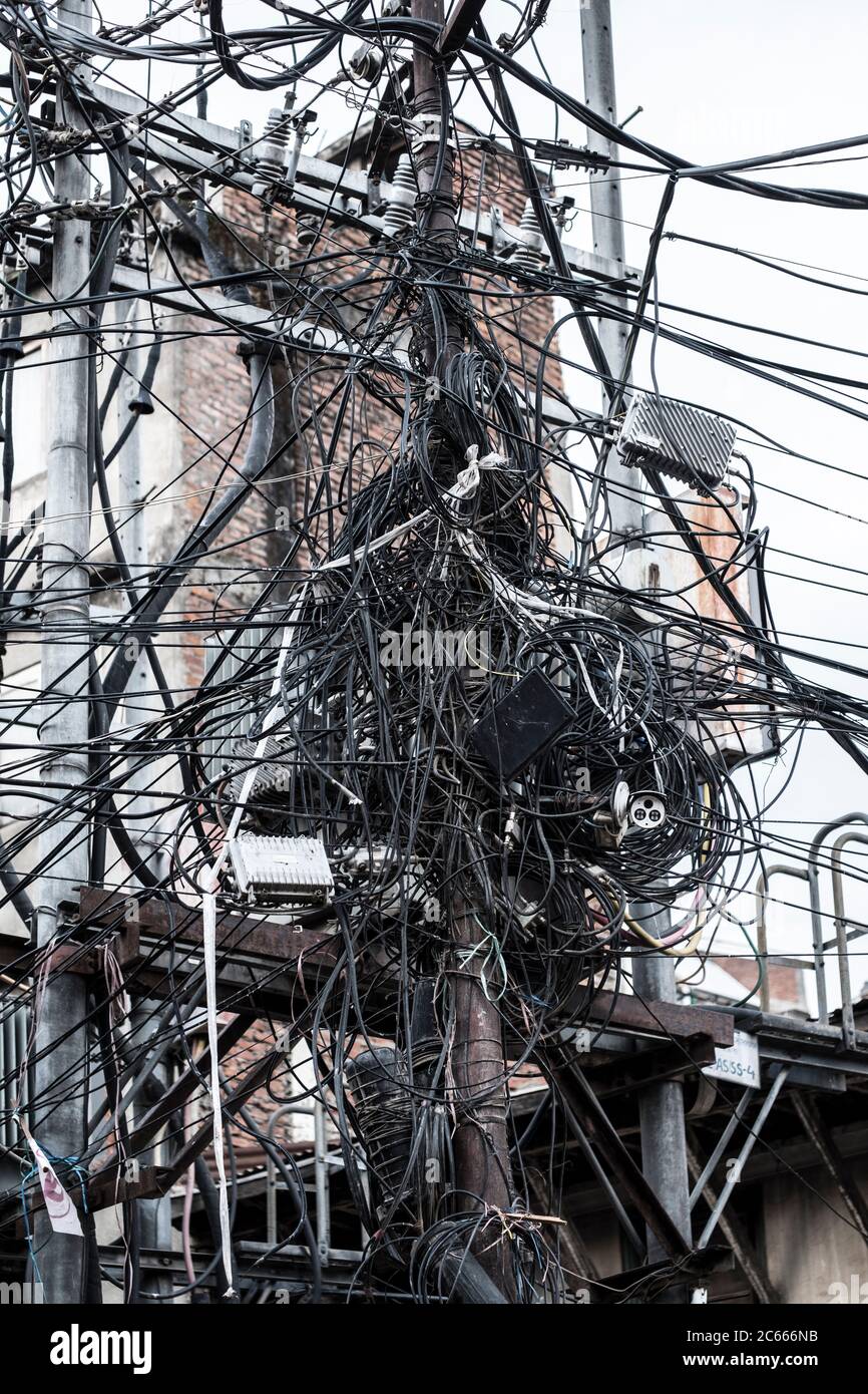 Kabelgewirr an einem Verteilungspunkt in Kathmandu, Nepal Stockfoto