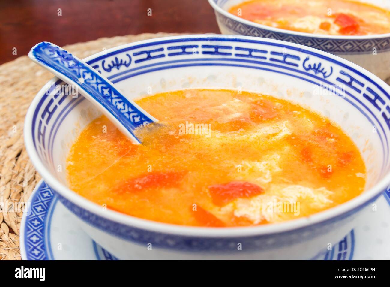 Schüssel mit traditioneller chinesischer Tomatensuppe mit frischen Tomaten und Ei Stockfoto