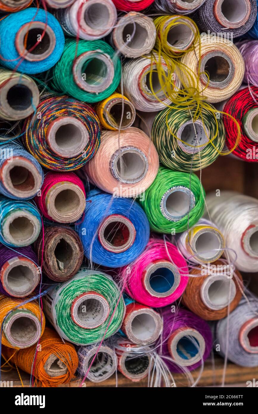 Bunte Baumwollspulen in einem T-Shirt-Shop in Kathmandu, Nepal Stockfoto