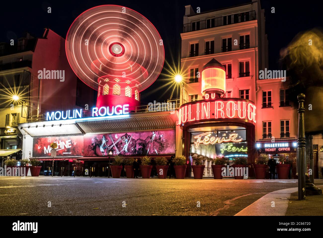 Moulin Rouge, Nachtaufnahme in Paris, Frankreich Stockfoto