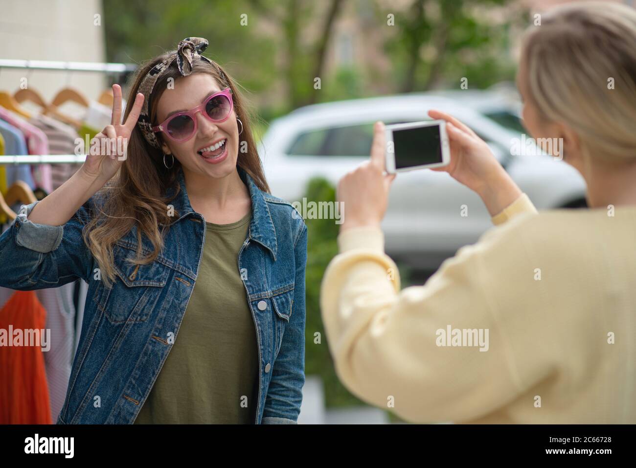 Freudige glückliche Frau, die ein V-Zeichen zeigt Stockfoto