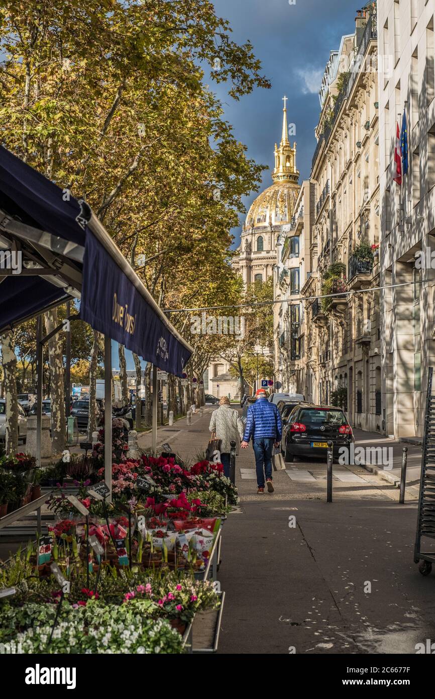 Straße mit Blick auf die Dôme des Invalides und ein Blumenladen in Paris, Frankreich Stockfoto