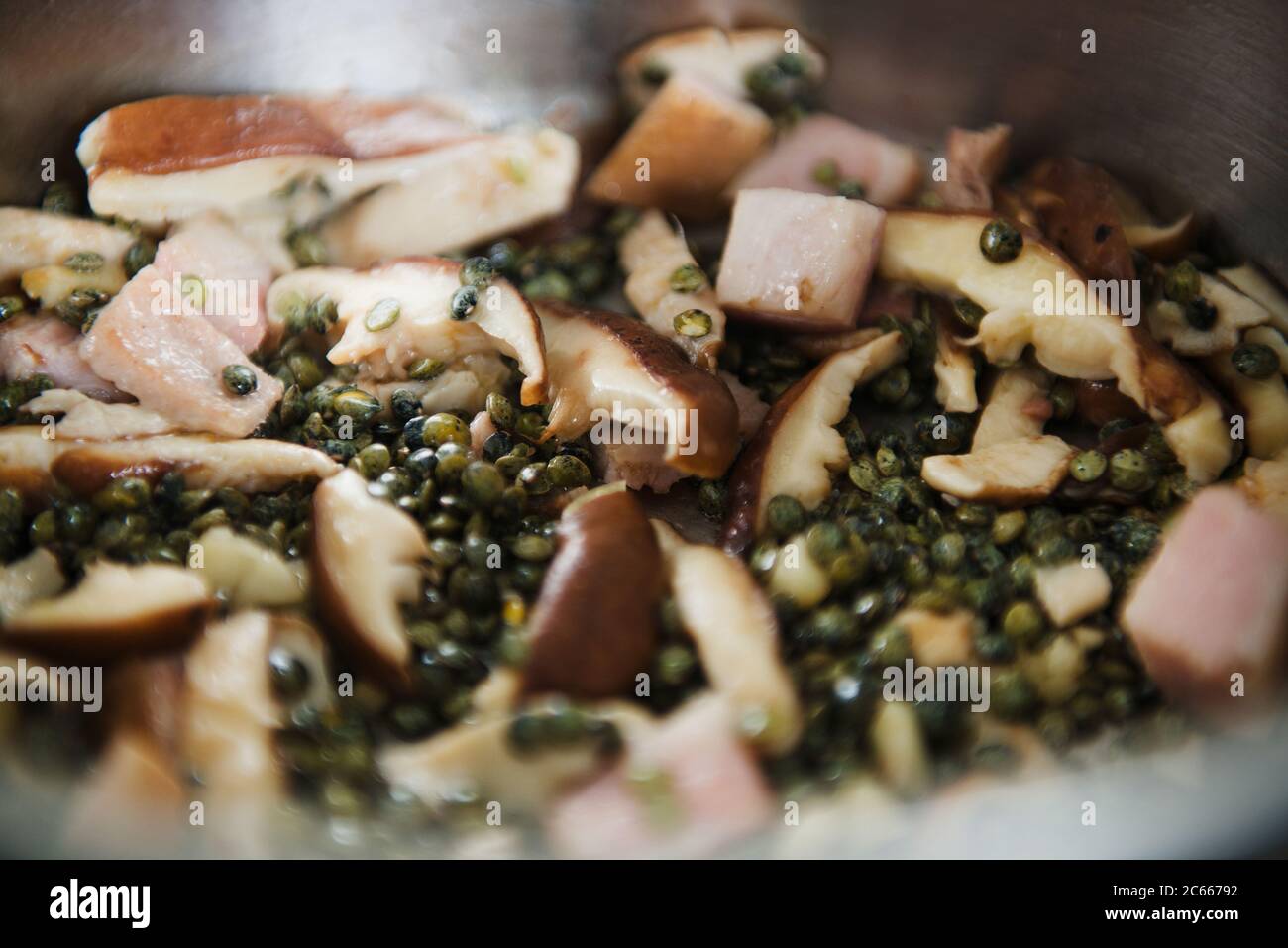 Eintopf mit Linsen, Pilzen und Fleisch zubereitet Stockfoto