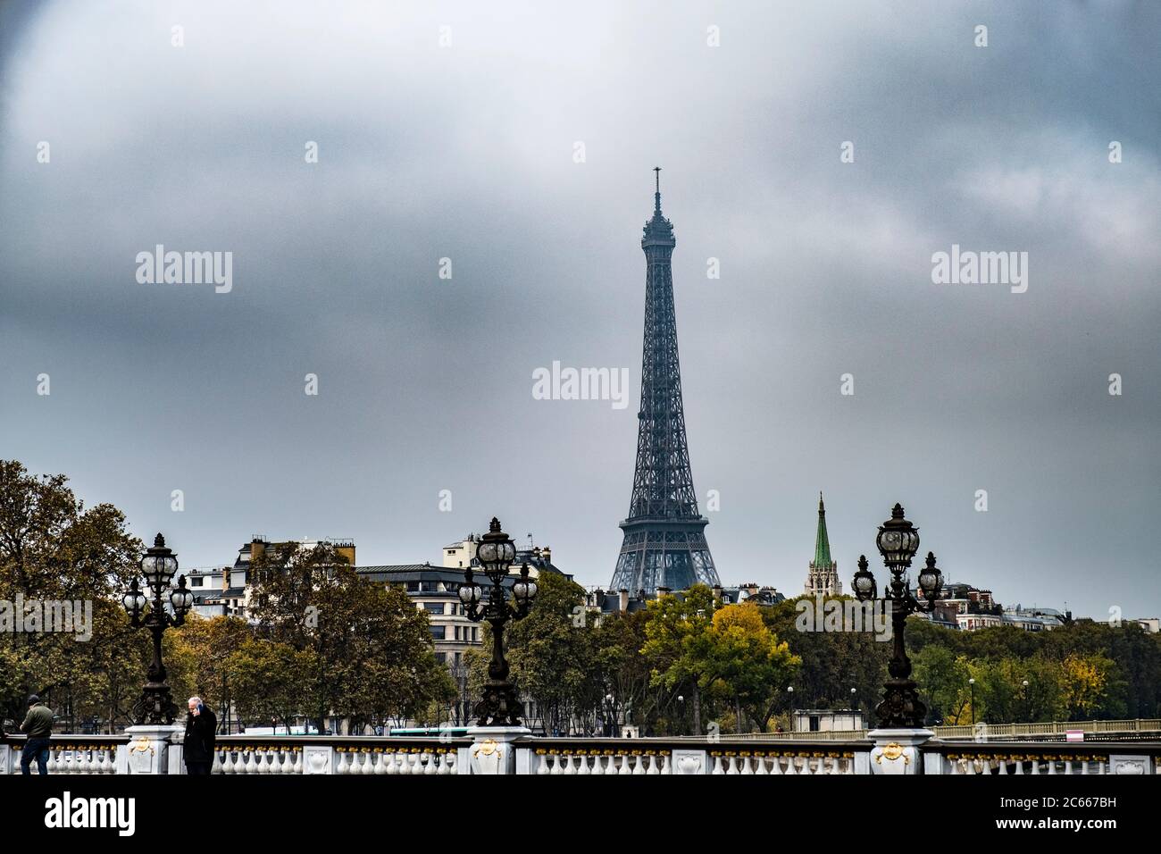 Eiffelturm, Paris, Frankreich, Blick auf den Eiffelturm von einer Brücke über die seine. Stockfoto
