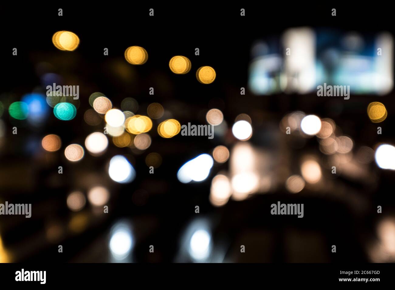 Straßenszene, bunte Lichter, verschwommen, Nachtaufnahme in Paris, Frankreich Stockfoto
