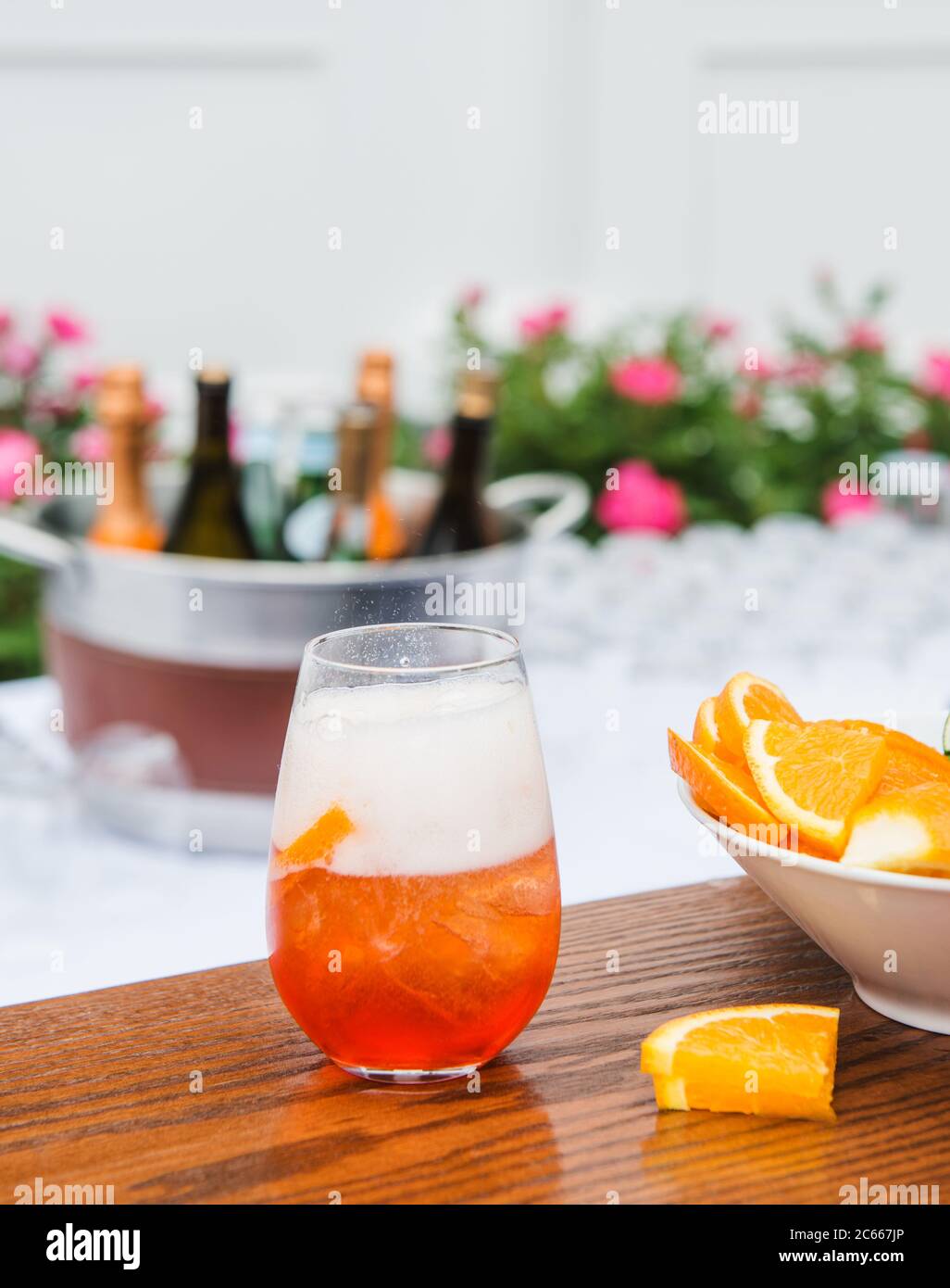 Kohlensäurehaltiger Sommercocktail im Freien Stockfoto