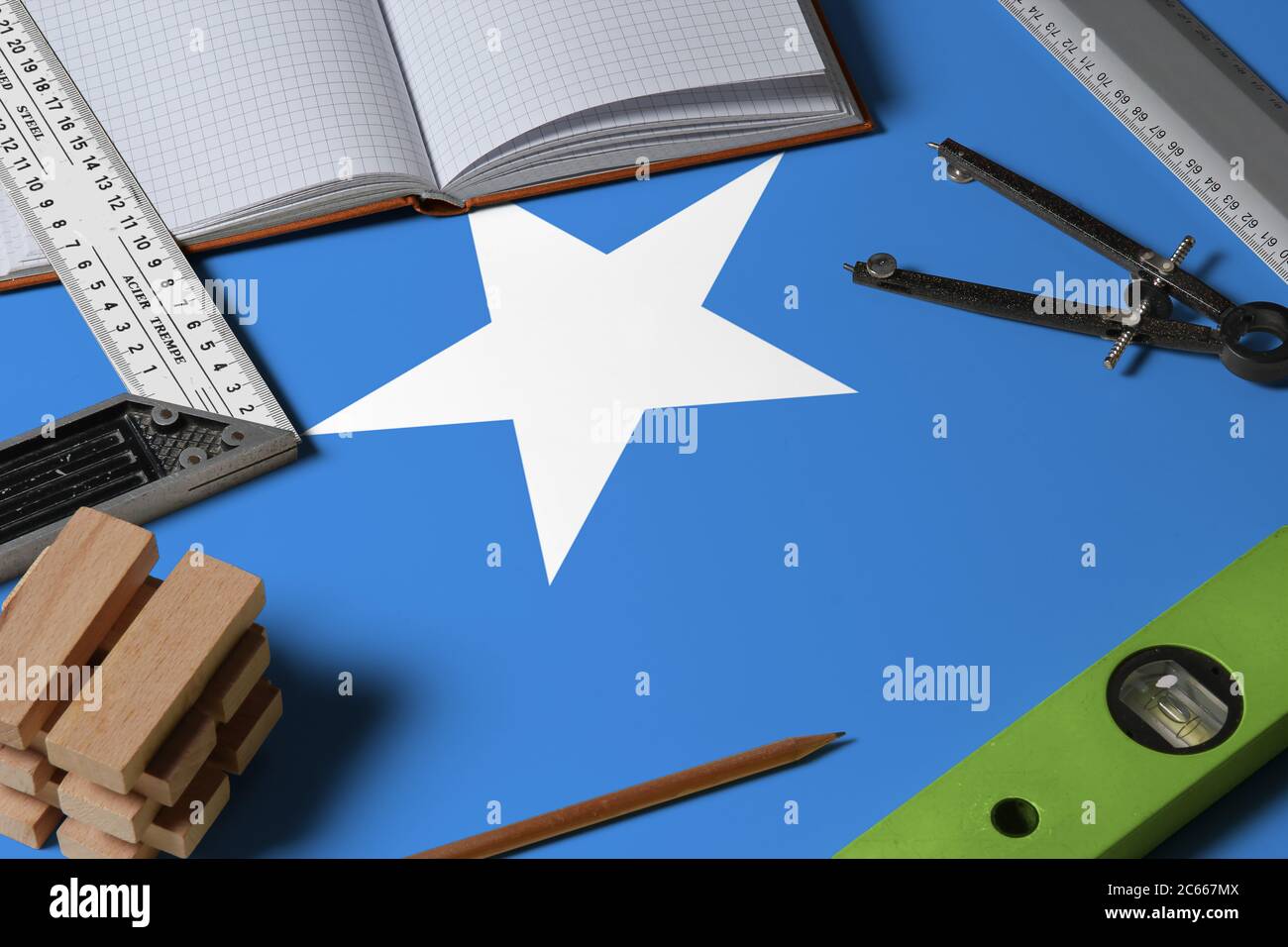 Somalia nationale Flagge auf Beruf Konzept mit Architekten Schreibtisch und Werkzeuge Hintergrund. Modell von oben. Stockfoto
