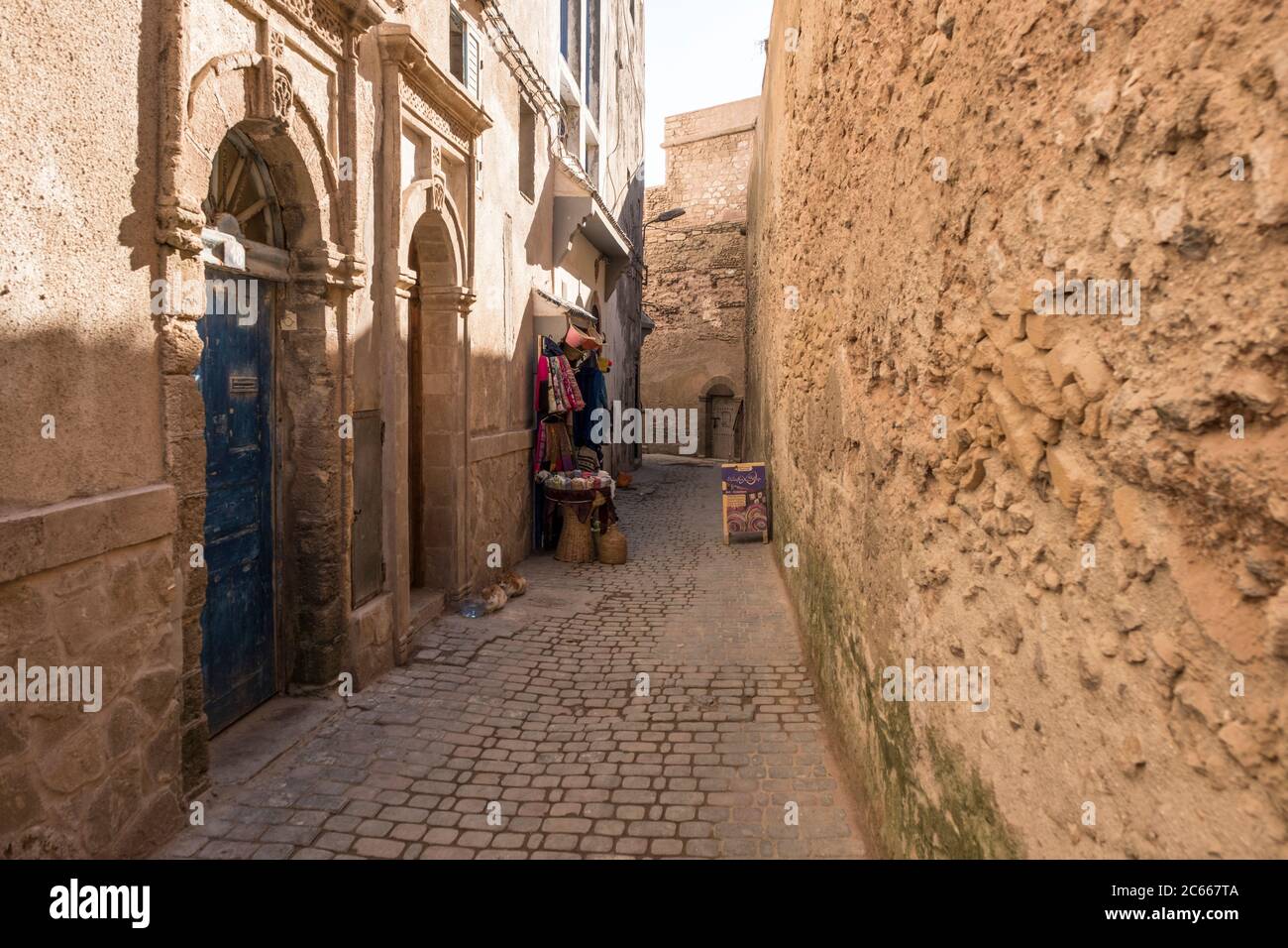 Gasse mit Souvenirstand in Essaouira Stockfoto
