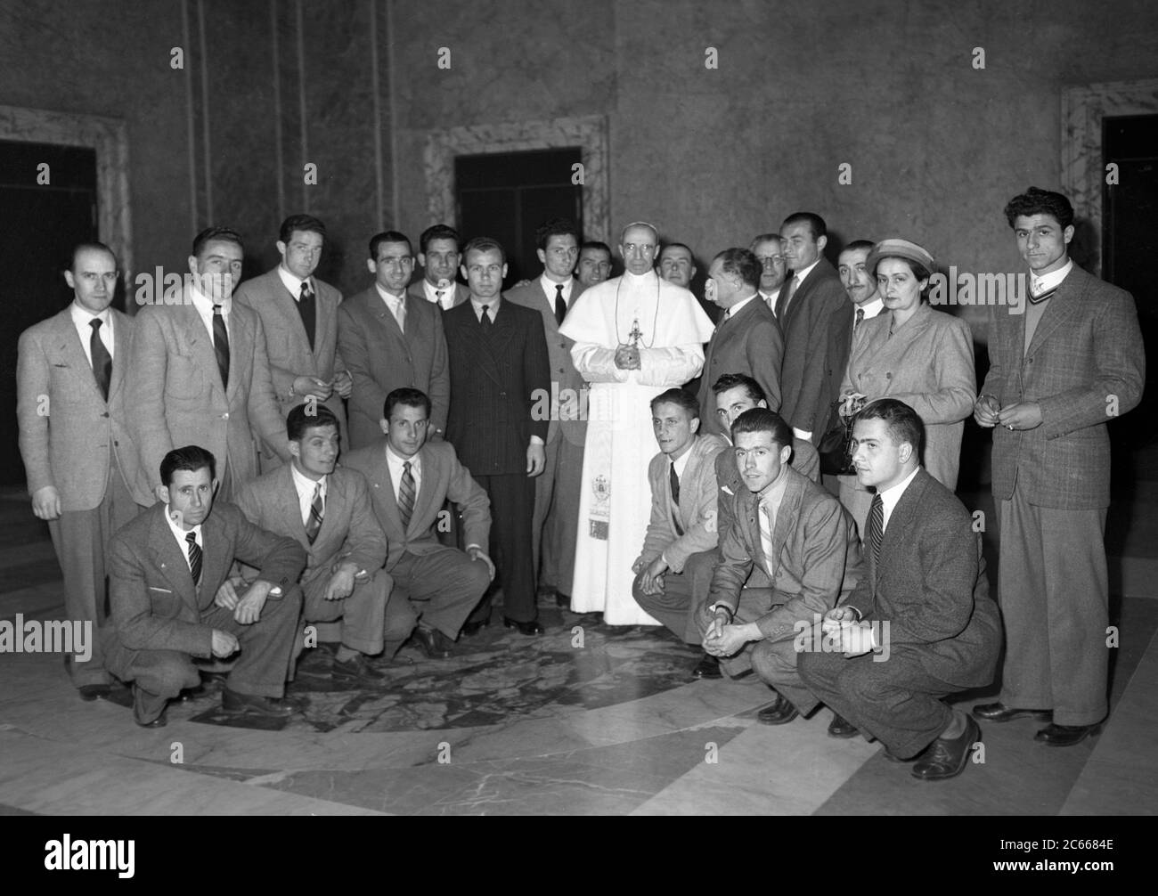 Vatikanstadt - Papst Pius XII. Mit der Genua Fußballmannschaft - 27. März 1948 Stockfoto