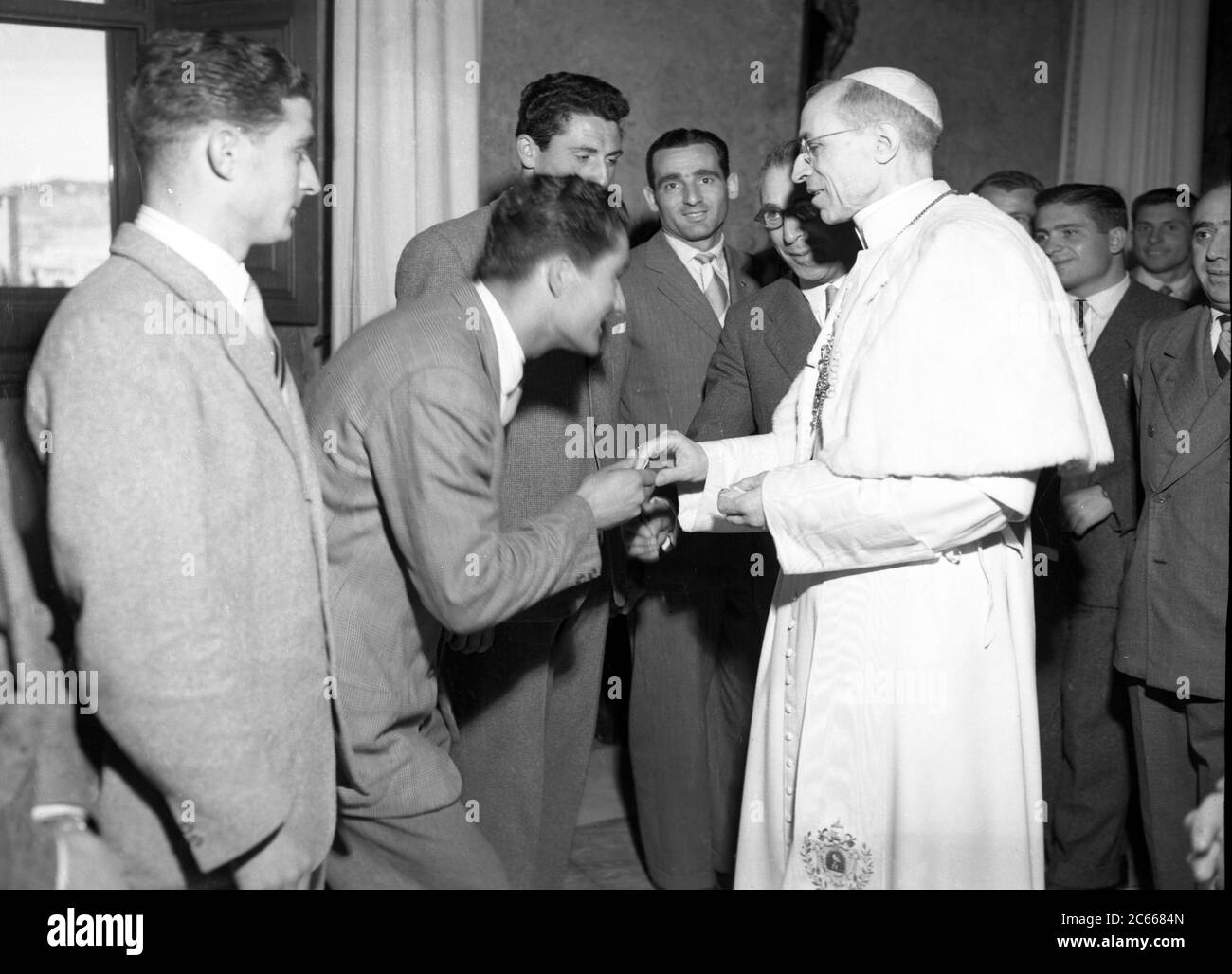 Vatikanstadt - Papst Pius XII. Mit der Genua Fußballmannschaft - 27. März 1948 Stockfoto
