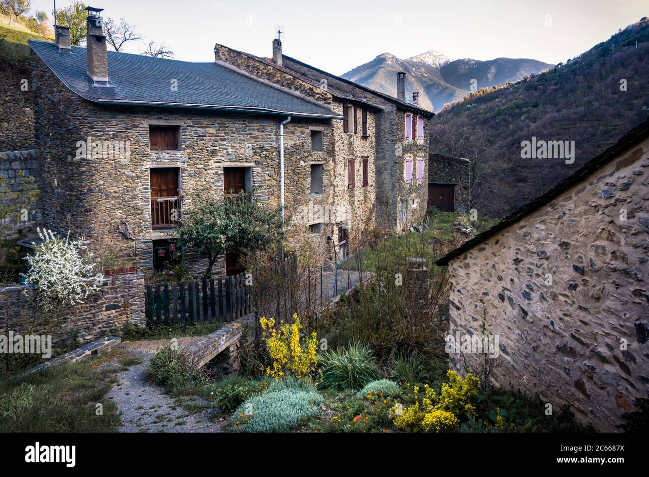 Dorfzentrum in Evol, die Häuser sind aus Schiefer Platten gebaut, Les Plus Beaux Villages de France, Stockfoto