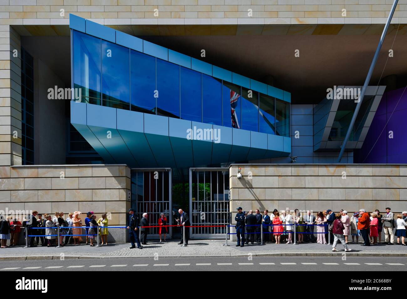 Geladene Gäste zur Hochzeit von Prinz Harry und Meghan Markle warten auf den Eintritt, Britische Botschaft, Berlin, Deutschland Stockfoto