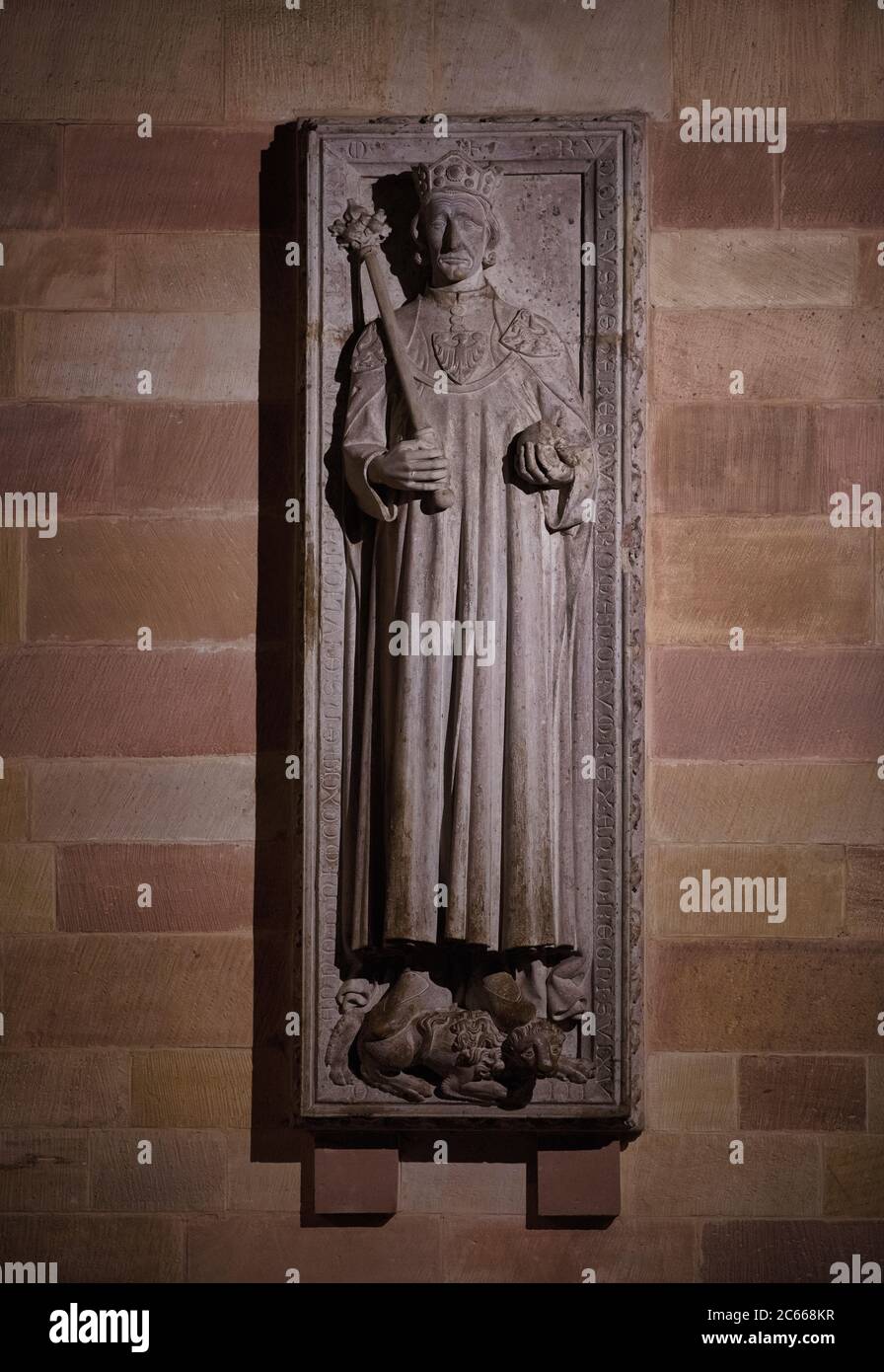 Grabstein von Rudolf von Habsburg, Grabmal der Salianerdynastie, Krypta, größter romanischer Säulensaal Europas, Speyer-Dom, Speyer-Dom, Kaiserdom, UNESCO-Weltkulturerbe, Rheinland-Pfalz, Deutschland Stockfoto