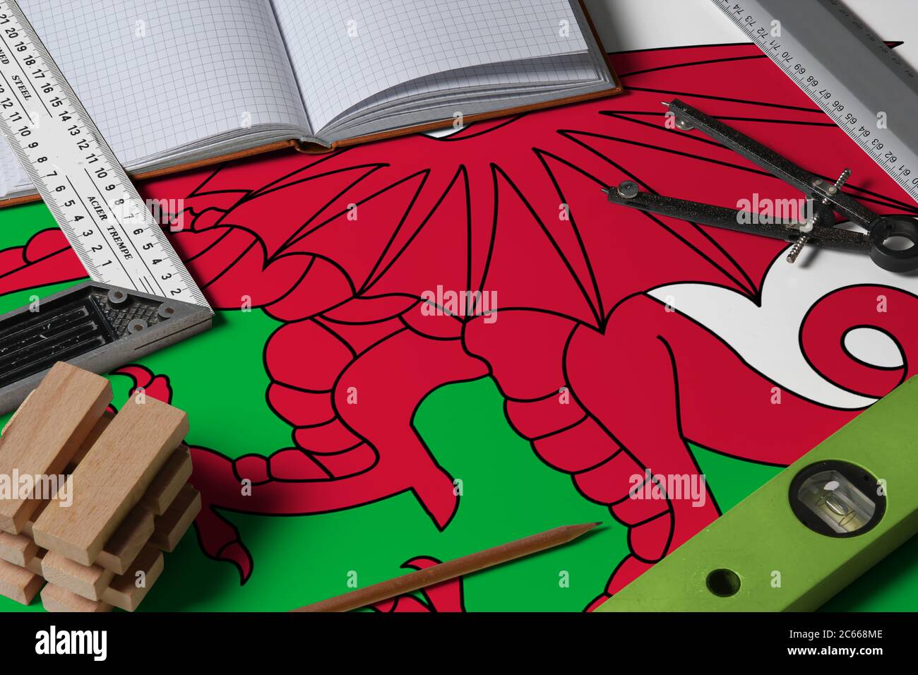 Wales National Flagge auf Beruf Konzept mit Architekten Schreibtisch und Werkzeuge Hintergrund. Modell von oben. Stockfoto