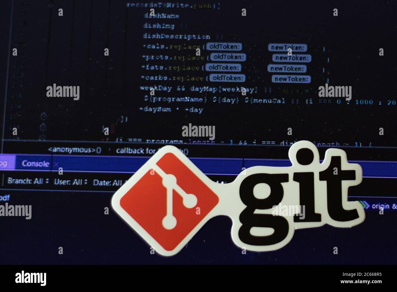 Moskau, Russland - 1. Juni 2020: Git Logo-Schild mit Programmcode auf Hintergrund illustrative Editorial Stockfoto