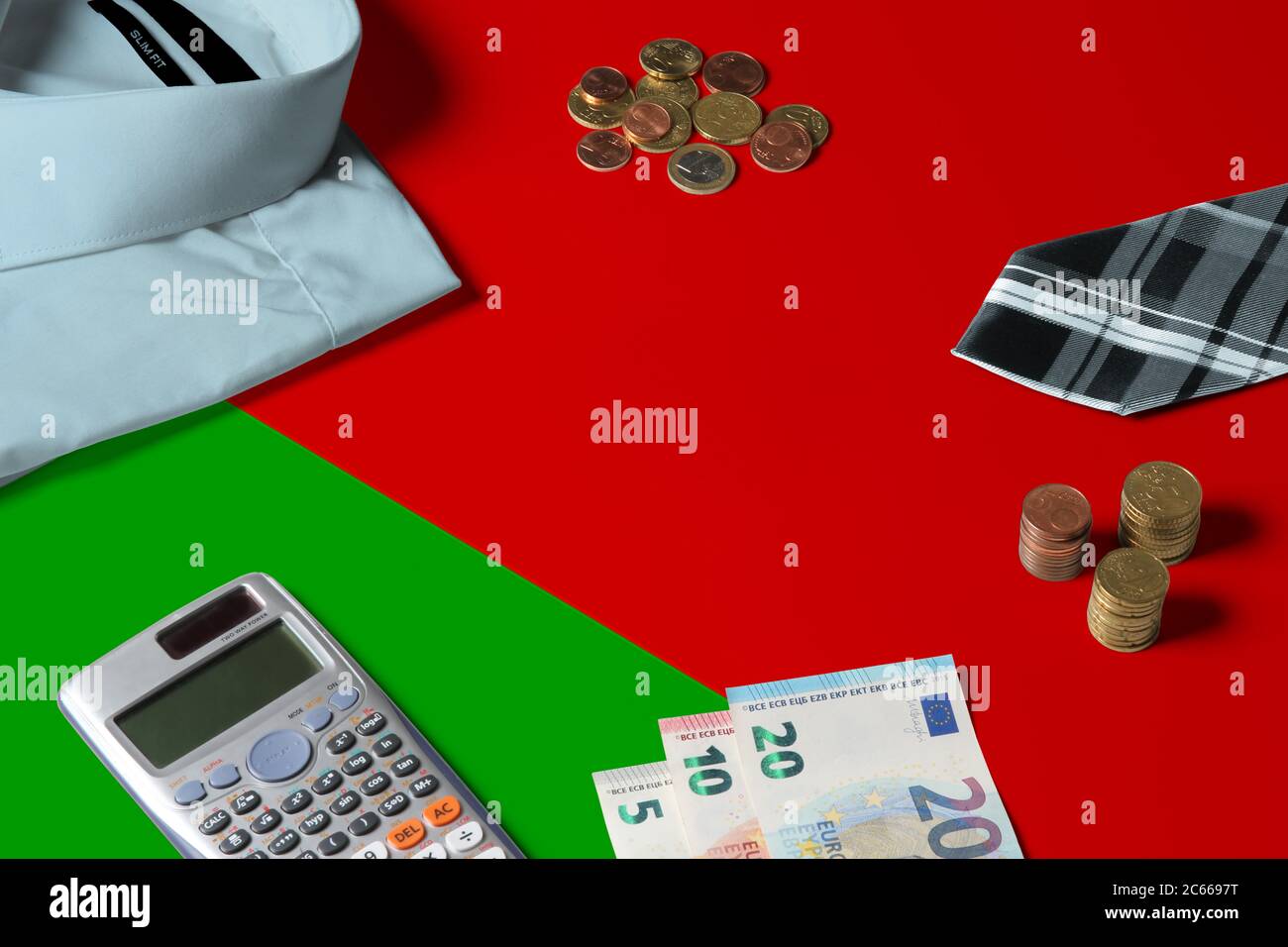 Belarus Flagge auf Minimal Money Concept Table. Münzen und Finanzobjekte auf Flaggenoberfläche. Thema der Volkswirtschaft. Stockfoto