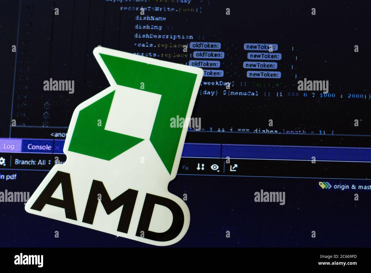 Moskau, Russland - 1. Juni 2020: AMD Logo-Zeichen mit Programmcode im Hintergrund. Informatik, Illustrative Editorial Stockfoto