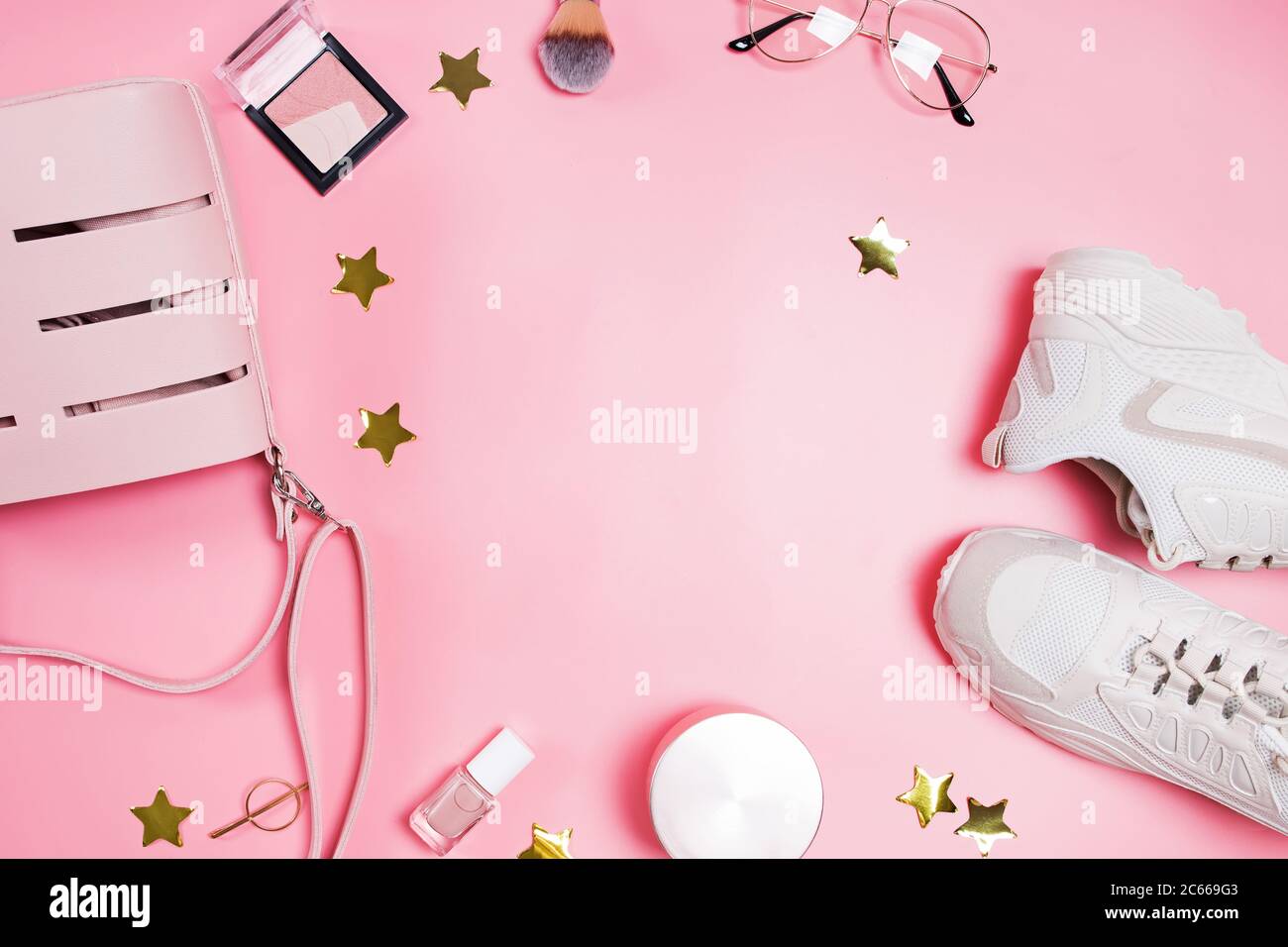 Blass Farbe Mode-Accessoires auf rosa Hintergrund. Stockfoto