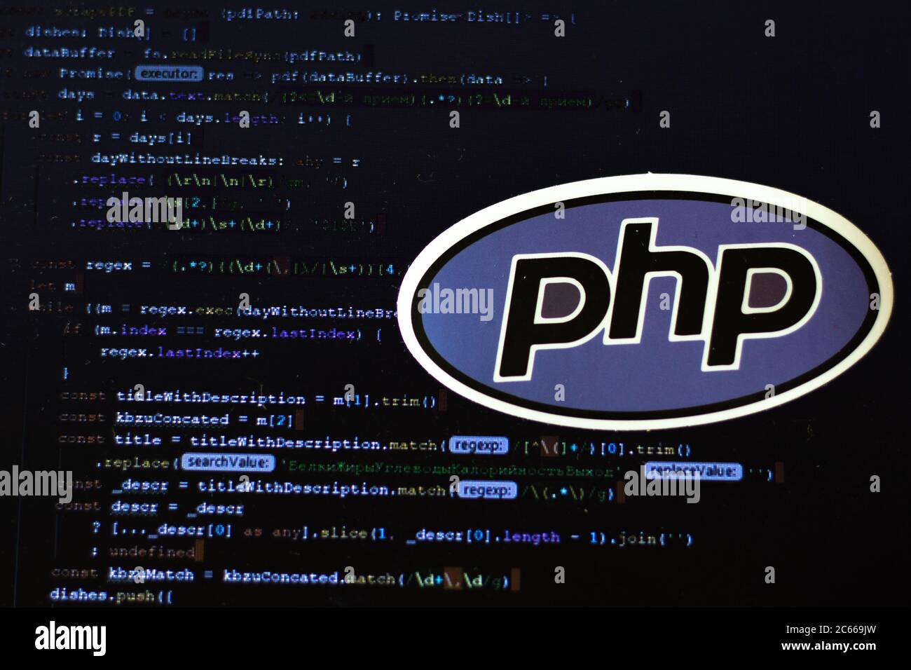 Moskau, Russland - 1. Juni 2020: PHP-Logo-Schild mit Programmcode auf Hintergrund illustrative Editorial Stockfoto