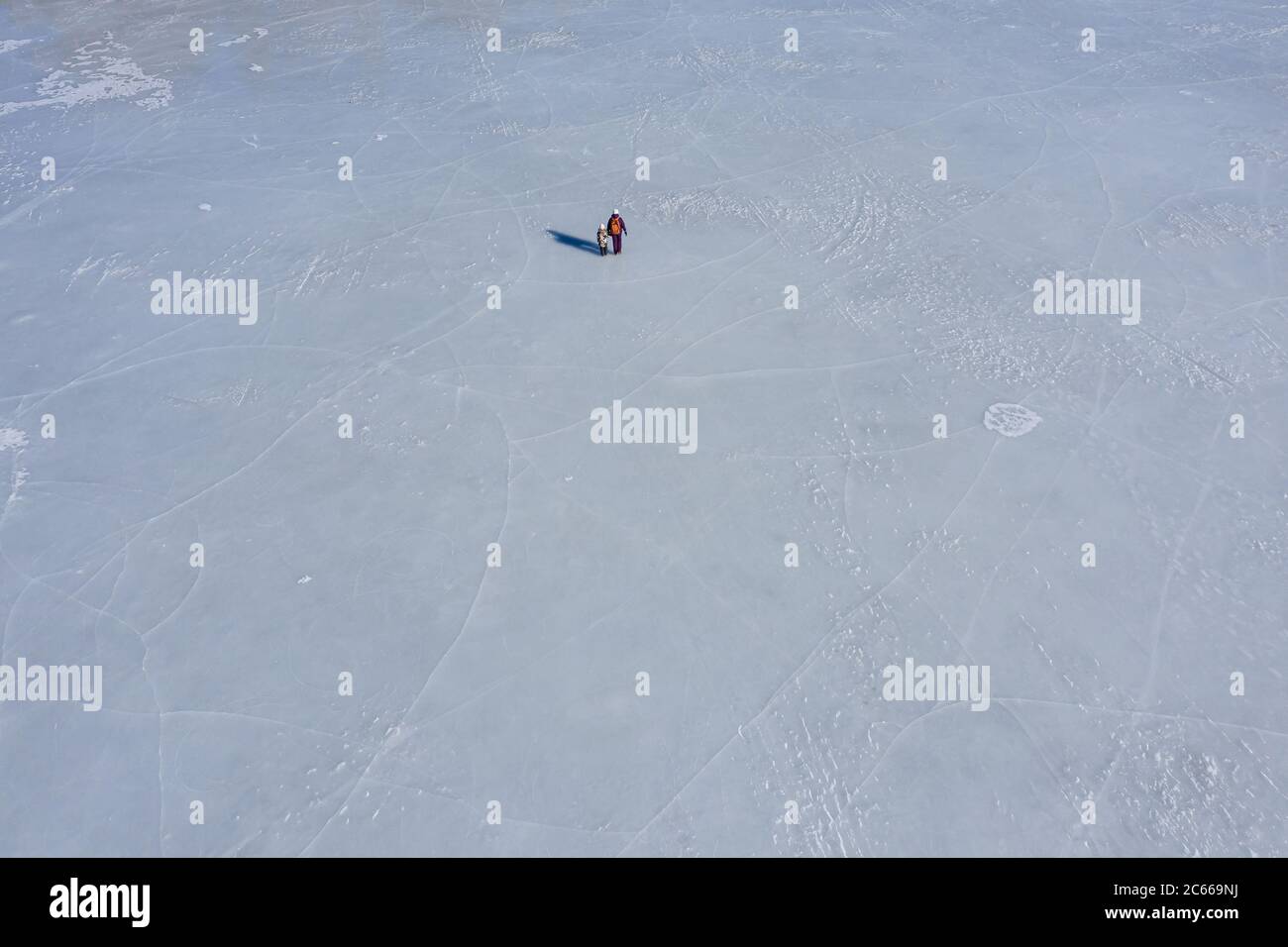 2 Personen auf dem Eis des Sees, allein in einem großen Raum Stockfoto