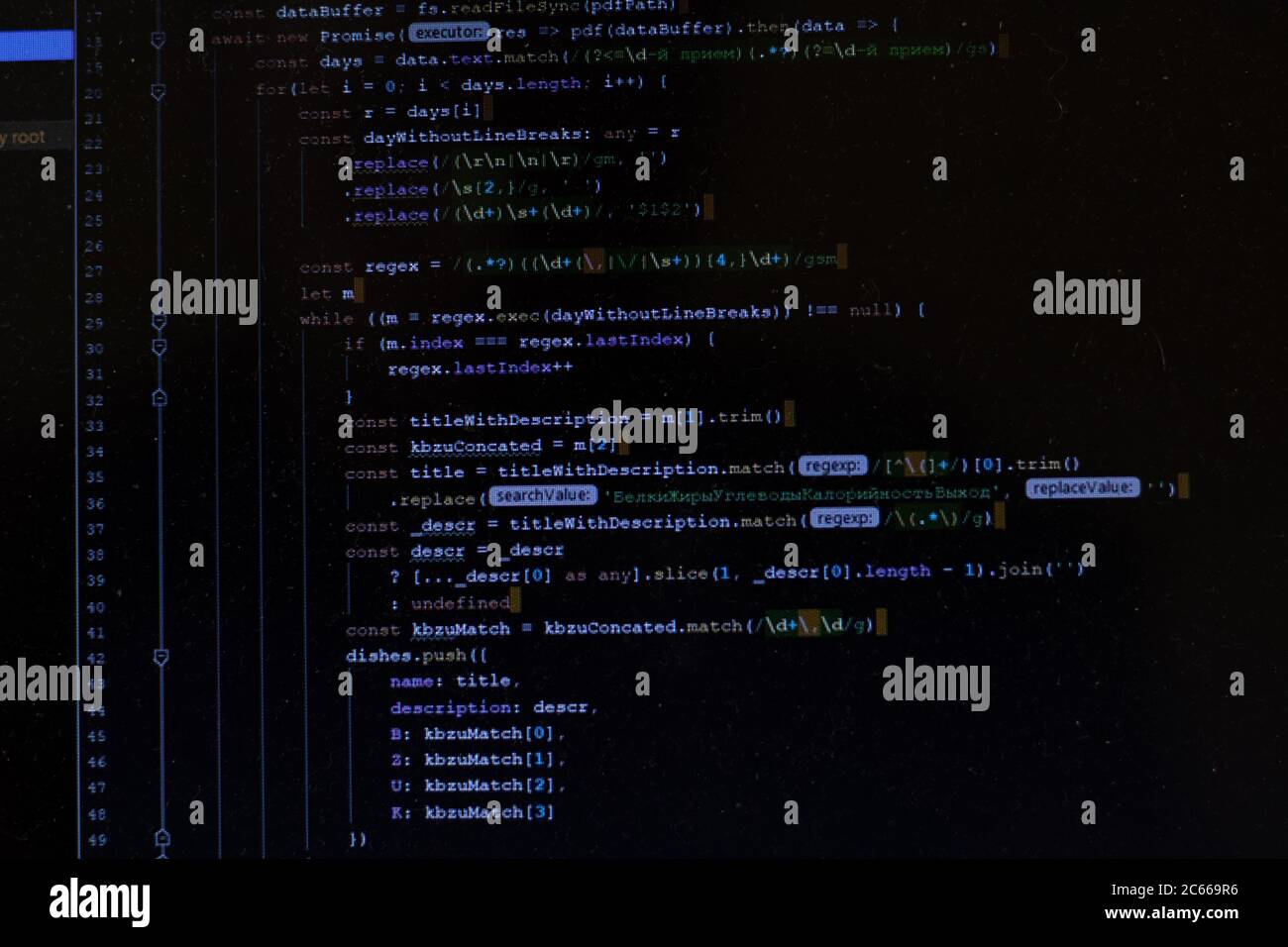 Programmcode CSS auf schwarzem Hintergrund. Nahaufnahme des Computerbildschirms. IT oder freiberuflicher Programmierer Konzept. Software entwickeln Skript auf dem Display. Computer Stockfoto