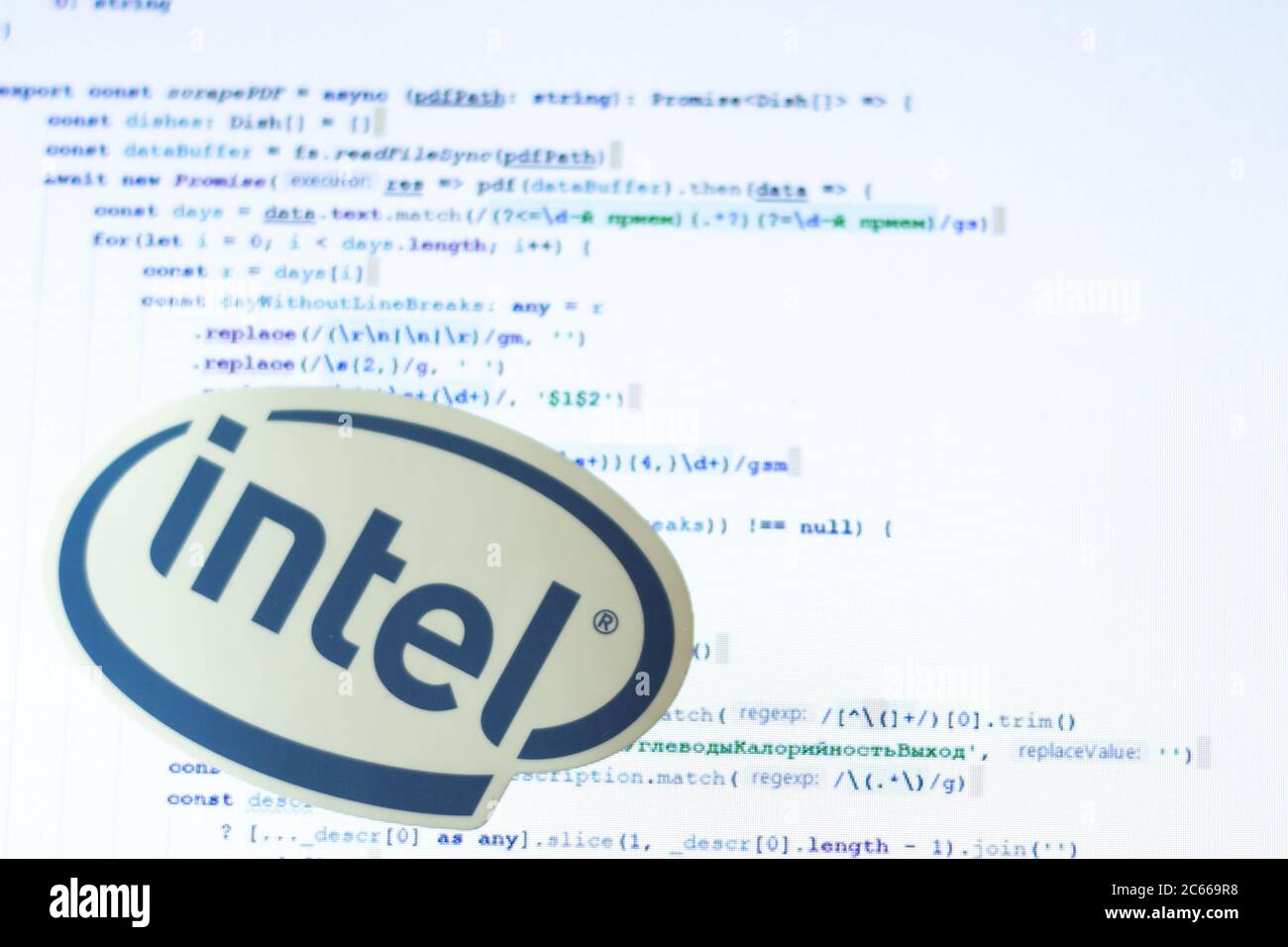 Moskau, Russland - 1. Juni 2020: Intel Logo-Schild mit Programmcode im Hintergrund illustrative Editorial Stockfoto