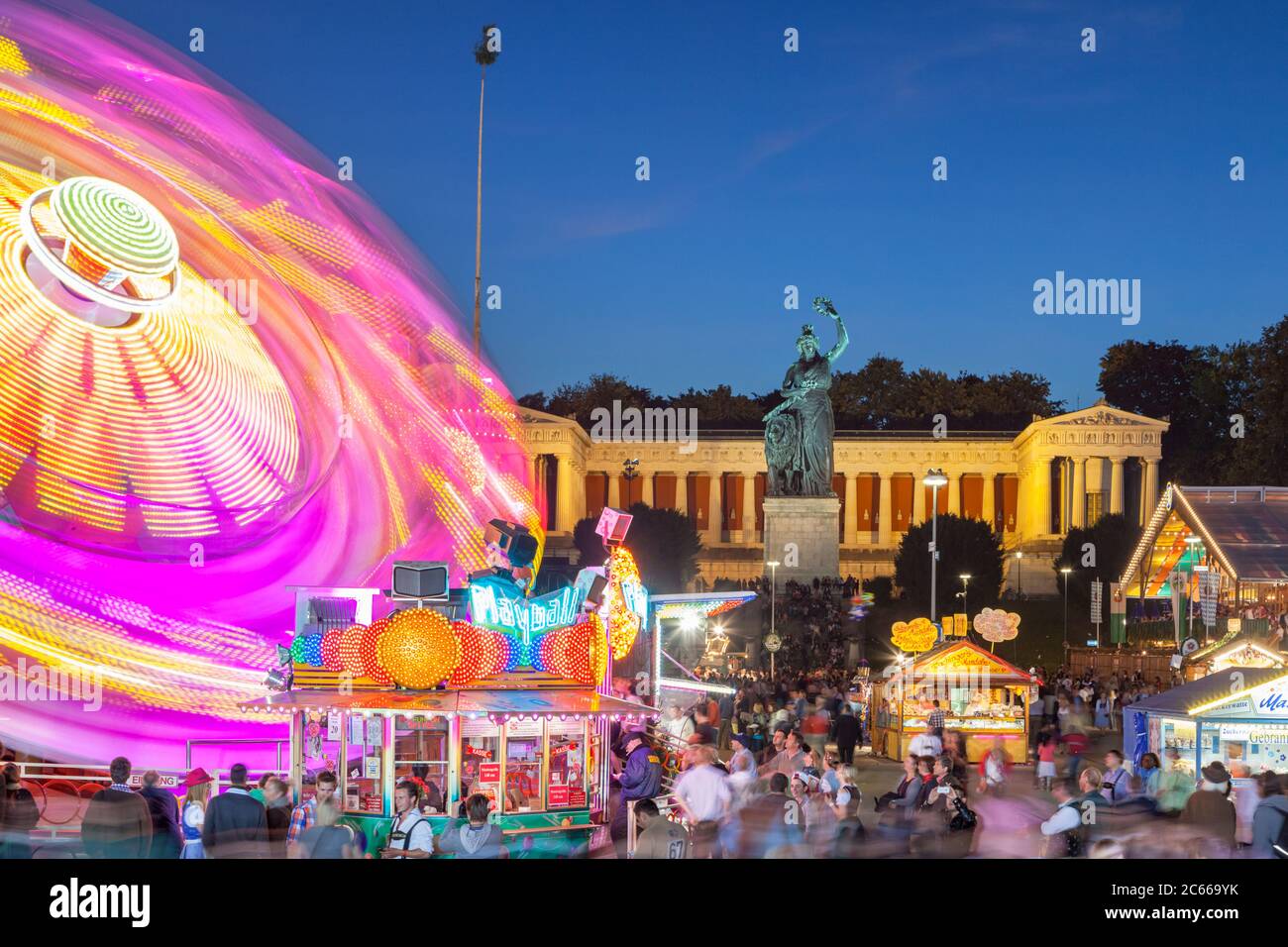 Karussell auf dem Münchner Oktoberfest hinter der Bavaria mit der Hall of Fame, Ludwigsvorstadt, München, Oberbayern, Bayern, Süddeutschland, Deutschland, Europa Stockfoto