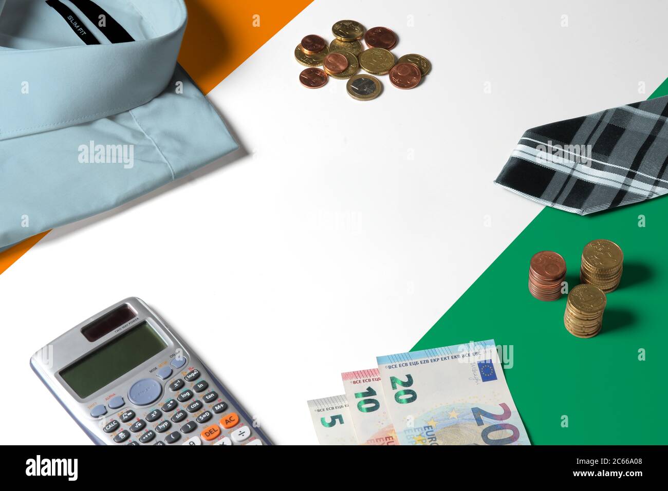 Flagge der Elfenbeinküste auf dem Tisch für Minimalgeld. Münzen und Finanzobjekte auf Flaggenoberfläche. Thema der Volkswirtschaft. Stockfoto