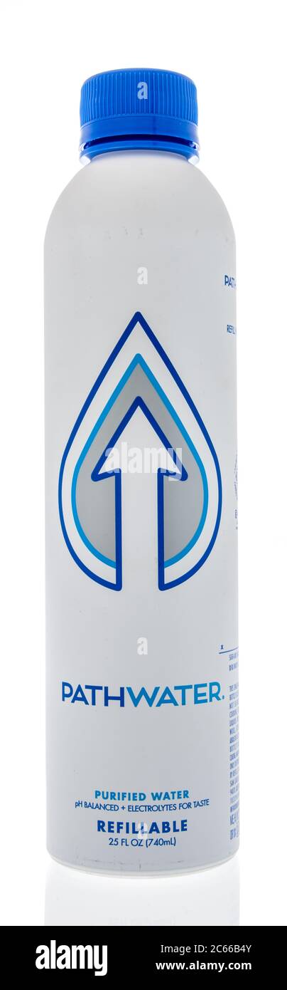Winneconne, WI - 26. Juni 2020: Eine Flasche Pathwater gereinigtes Wasser nachfüllbare Flasche auf einem isolierten Hintergrund Stockfoto