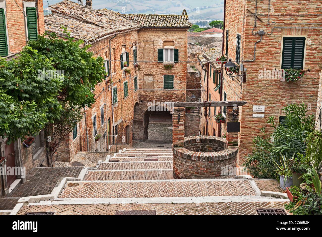 Corinaldo, Ancona, Marken, Italien: Die lange Treppe in der Innenstadt des schönen alten italienischen Dorfes Stockfoto