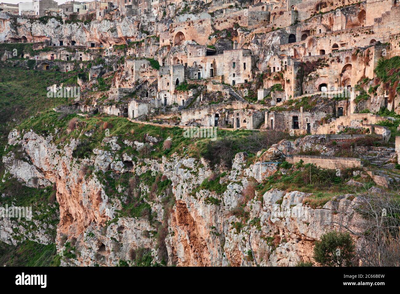 Matera, Basilicata, Italien: Landschaft der Altstadt Sassi mit den alten Höhlenhäusern in den Tuffstein über der tiefen Schlucht geschnitzt Stockfoto