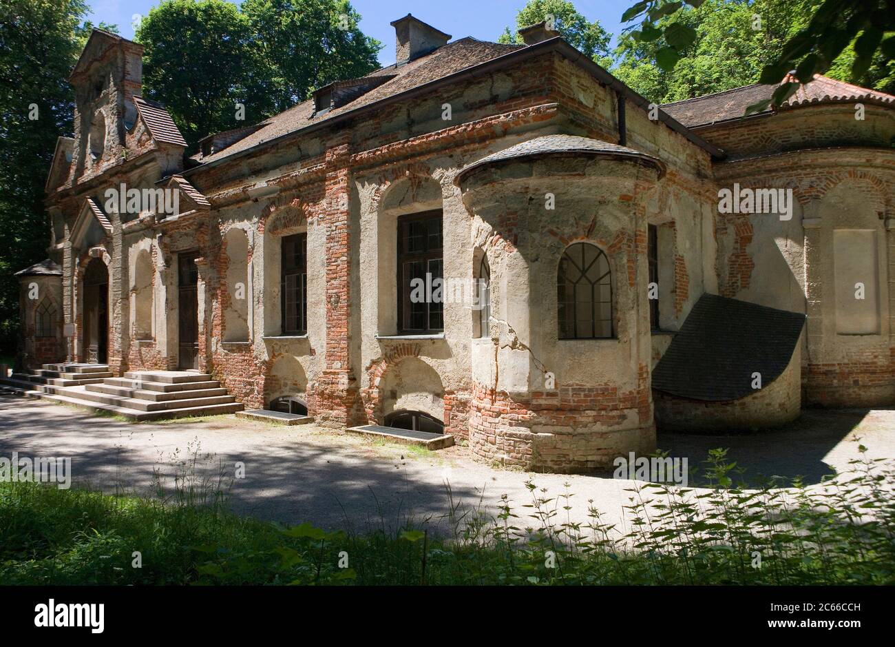 München, Magdalenenklause, bewohnbare Kunstruine im Schlosspark Nymphenburg, 1725 von Josef Effner auf Geheiß von Kurfürst Max Emanuel erbaut, eine der ersten Nachahmungsruinen der europäischen Landschaftsarchitektur, innen als Grotten gestaltet Stockfoto