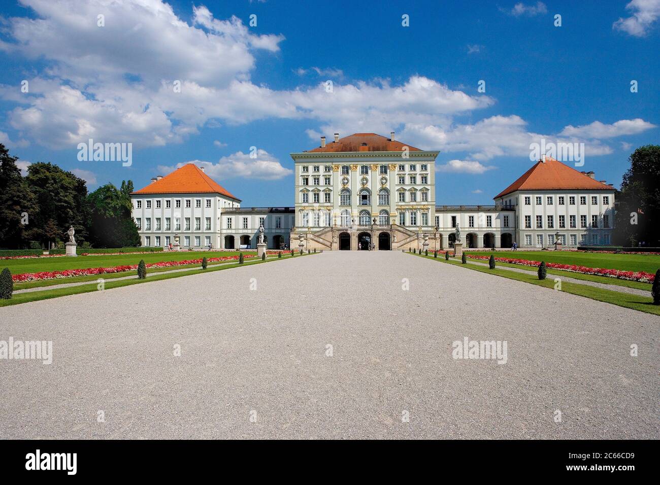 München, Schloss Nymphenburg, erbaut 1664 - 1675, nach dem Vorbild des piemontesischen Schlosses Venaria, Blick auf das Schloss aus dem französischen Garten, einem der großen königlichen Paläste Europas Stockfoto