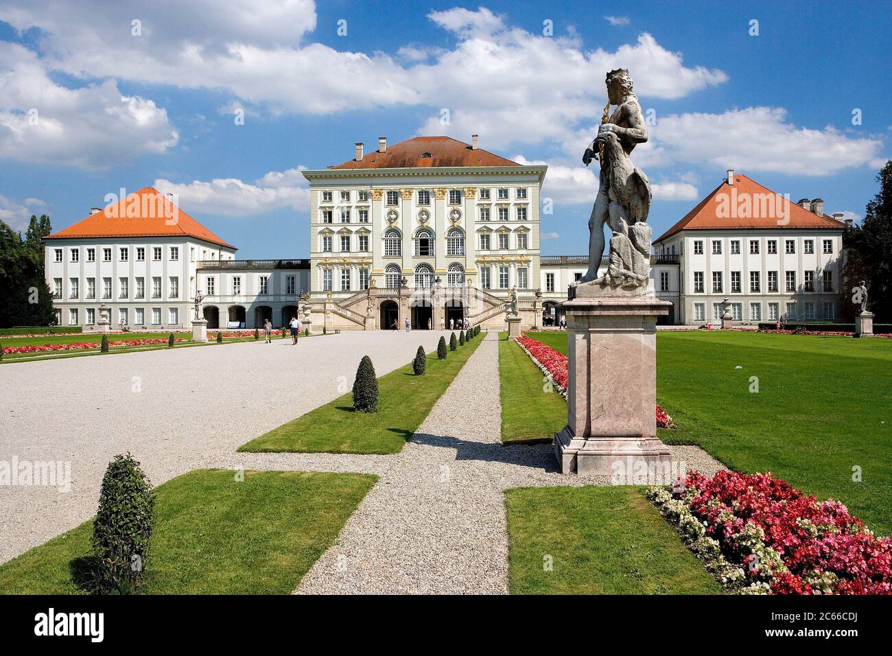 München, Schloss Nymphenburg, Baubeginn - 1664 - 1675, nach dem Vorbild des piemontesischen Schlosses Venaria, Blick auf das Schloss aus dem französischen Garten, einem der großen königlichen Paläste Europas Stockfoto